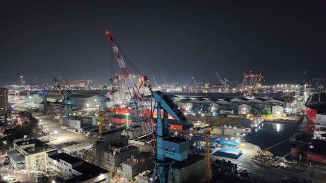 지난달 8일 방문한 울산 동구의 밤 풍경. 오후 8시가 넘은 시간이지만 조선소 내부는 대낮같이 밝아 보인다. 울산=곽주현 기자