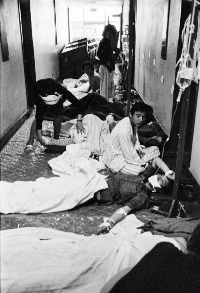 1980년 5월 21일 계엄군의 집단 발포 직후 총상을 입은 환자들이 광주 적십자병원 복도를 가득 메우고 있다. 한국일보 자료사진