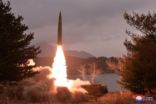 북한은 14일 황해남도 장연군 일대에서 지상대지상(지대지) 전술탄도미사일 2발을 사격했다고 15일 밝혔다. 평양=조선중앙통신 연합뉴스