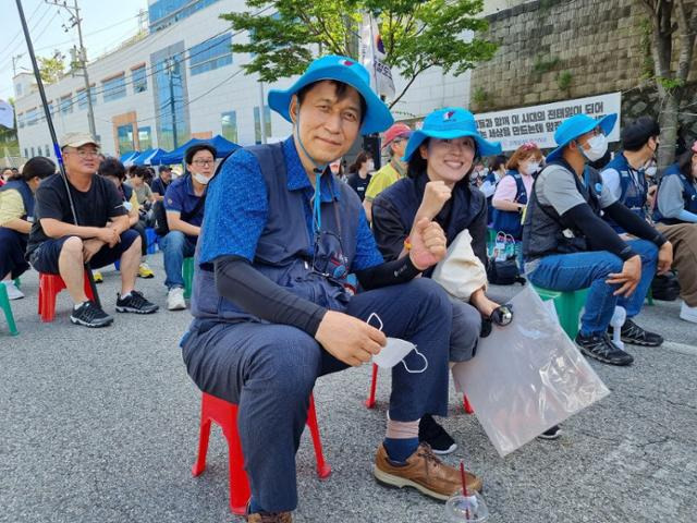 지난해 경북 구미에서 있었던 아사히글라스 비정규직 투쟁 7년 행사에서 남편 임순광 전 한국비정규교수노조 위원장과 함께한 정보라 작가. 정보라 작가 제공