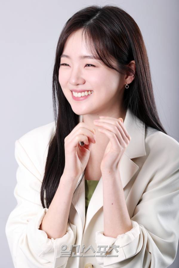 tvN '일타 스캔들' 방수아 역을 맡은 배우 강나언이 9일 오후 서울 중구 KG타워에서 진행된 일간스포츠와의 인터뷰에 앞서 포즈를 취하고 있다. 서병수 기자 qudtn@edaily.co.kr /2023.03.09.