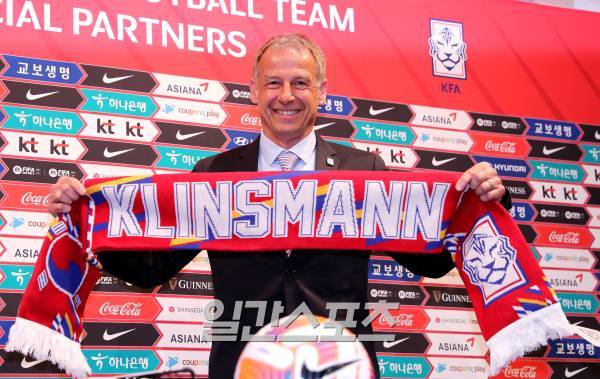 한국 축구대표팀 새 사령탑으로 선임된 위르겐 클린스만 감독이 9일 오후 경기 파주시 파주트레이닝센터(NFC)에서 진행된 취임기자회견을 위해 입장해 자신의 이름이 새겨진 머플러를 들고 포즈를 취하고 있다. 파주=김민규 기자 mgkim1@edaily.co.kr /2023.03.09/