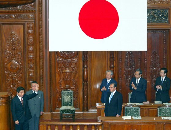2003년 6월 9일 오전 일본 국회의사당에서 연설을 마친 노무현 대통령이 의원들의 기립박수에 손을 들어 답하며 의사당을 떠나고 있다. 청와대사진기자단