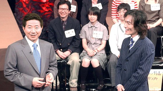 2003년 6월 8일 일본 TBS TV 스튜디오에서 열린 "100인 100열 한국 대통령과 솔직하게 대화" 프로그램에 출연한 노무현 대통령이 사회자의 질문에 대답하고 있다. 오른쪽 사회자는 초난강씨다. 청와대사진기자단