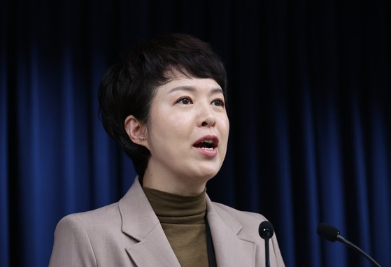 김은혜 대통령실 홍보수석이 15일 근로시간 제도 개편안과 관련 브리핑에서 "주당 최대 근로시간은 노동 약자의 여론을 더 세밀히 청취한 뒤 방향을 잡아야 한다"고 밝혔다. 연합뉴스