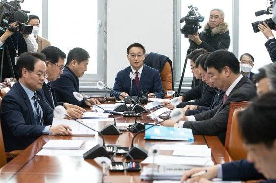 조해진 국회 정치개혁특별위원회 정치관계법개선소위원장이 지난달 23일 서울 여의도 국회에서 열린 제403회 국회(임시회) 정치개혁특별위원회 제7차 정치관계법개선소위원회를 주재하고 있다. 중앙포토