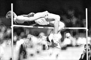 포스베리가 1968년 멕시코시티 올림픽에서 배면뛰기 기술로 바를 넘는 장면.