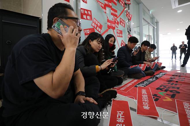 환경단체 회원들이 제대로 된 기후위기 정책 수립을 요구하며 항의 전화를 하고 있다./한수빈 기자