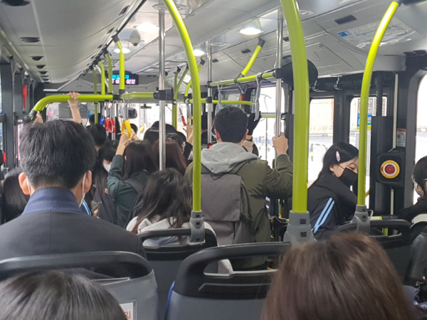 15일 오전 8시께 부산진구 범천동에서 부산진여중 등으로 향하는 85번 버스에 학생들이 가득 차 있다.