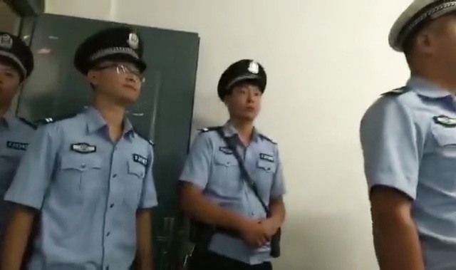 2018년도 중국 허난성의 한 교회를 급습한 경찰. 출처 차이나에이드
