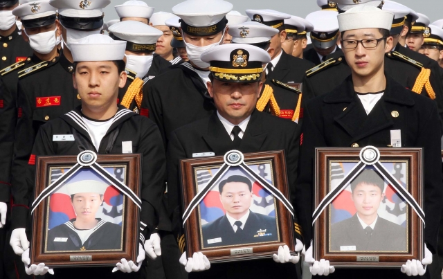 2010년 4월 29일 경기도 평택 해군 2함대 안보공원에서 천안함 46용사 합동 영결식이 거행되는 모습. 최원일 당시 천안함 함장(가운데) 등 생존 장병들이 고인들의 영현을 운구하고 있다. 사진공동취재단