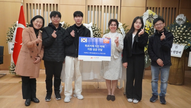 조명숙(왼쪽) 여명학교 교장과 재학생·졸업생들이 15일 서울 중구 튀르키예 대사관을 방문해 에신 테즈바샤란(네 번째) 교육 참사관에게 학생들이 모은 후원금을 전달하고 있다. 여명학교 제공