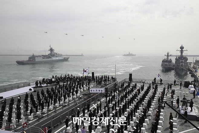 지난 2021년 3월 경기도 평택시 해군 2함대사령부 천자봉함·노적봉함에서 열린 제6회 서해수호의 날 기념식에서 해상 함대 전력이 기동하고 있다.  [매경DB]