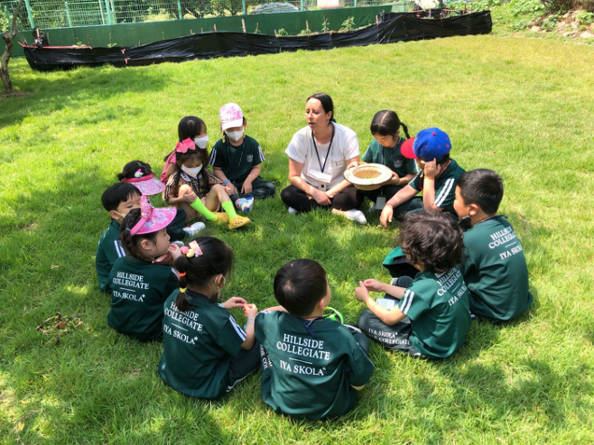 국제유아교육기관인 ‘HC 주니어 해운대캠퍼스’의 기장군 프라이빗 가든에서 원어민 선생님과 아이들이 야외 수업을 하고 있다. [자료=HC주니어 해운대캠퍼스]