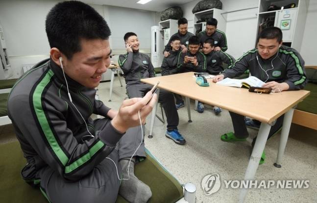 일과 후 휴대전화 사용하는 병사들. 기사와 직접적 관련이 없는 자료 사진. [사진 출처 = 연합뉴스]