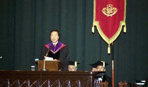 김영삼 대통령이 지난 1994년 일본 와세다대에서 명예법학박사학위를 수여받고 기념 연설을 하는 모습. <사진=국가기록원>
