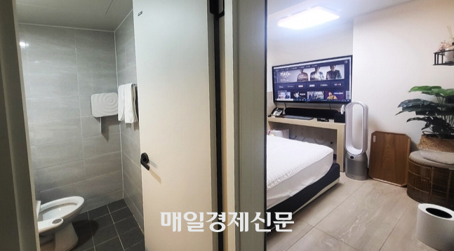 서울시내 한 룸카페 모습. 카드키 리더기가 장착된 문을 열고 들어가면 내부에 화장실과 침대가 비치돼있다. [사진 = 이지안 기자]