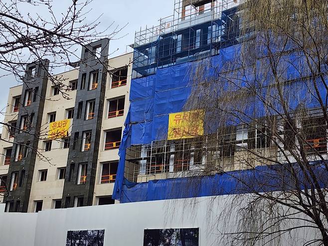 무주택 신혼부부를 위해 짓던 서울시 종로구 평창동 신혼부부 공동주택이 자금난에 매물로 나왔다. 대금을 받지 못한 업체가 붙인 '유치권 행사 중' 현수막이 건물 곳곳에 붙어있다./사진=배규민 기자