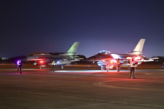 공군 주야간 지속출격훈련 사진2 공군이 14, 15일 이틀간에 걸쳐  36시간 주·야간 지속출격훈련을 하는 모습. 공군 제공