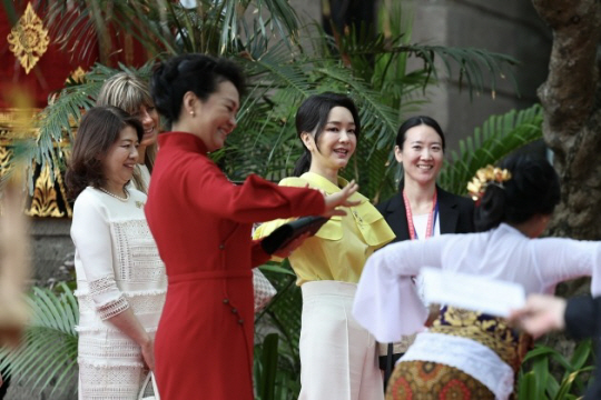 김건희 여사가  기시다 후미오 일본 총리의 부인 유코 여사(왼쪽 첫번째) 등과 지난해 11월 15일 인도네시아 발리에서 열린 G20정상회의 배우자 프로그램에 참석해 공연을 감상하고 있다. 대통령실 제공