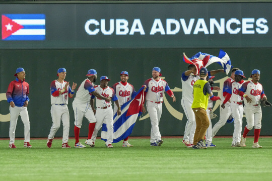 쿠바대표팀 선수들이 15일 오후 일본 도쿄돔에서 열린 WBC 8강전에서 호주에 4-3으로 승리, 4강 진출이 확정되자 국기를 들고 환호하고 있다. AP뉴시스