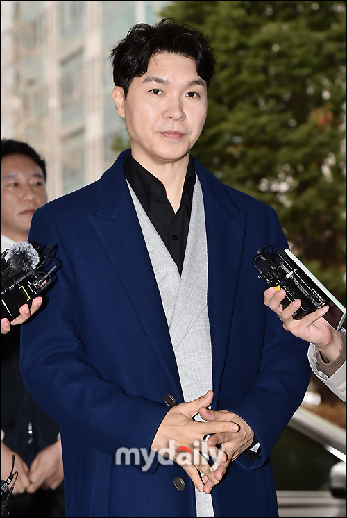 Broadcaster Park Soo-hong, 52, has expressed his feelings ahead of Innocent Witness to the trial of Brother, 54, Park Couple.On the afternoon of the 15th, the 11th Division of the Criminal Settlement of the Seoul Western District Court (Deputy Judge Moon Byeong-chan) held the fourth trial date for the Park Soo-hong Brother Couple charged with the alleged violation of the Seizure Law on Severe Economic Crime.On the day of the trial, Park Soo-hong, the Victims, attended the Innocent Witness.Park Soo-hong, who met the reporters in front of the court, said, I have worked my whole life in the hope that everyone else would love and be happy with my family.However, I devoted myself to youth and lost a lot of hard work, and I tried to correct it, but it did not happen, so I stood here. Park Soo-hong added, I would like to testify well so that the results of the trial, which can be a hope for many people who have given faith and goodwill to those close to me like Victims, will come out. Thank you.Meanwhile, Park Soo-hong filed a complaint in April last year, claiming financial damage from Brother Couple.According to the prosecution, Brother Park handed over four passbooks of resident registration card, seal stamp, official certificate, and Park Soo-hong, and arbitrarily used 2.895 billion won over 381 times from 2011 to 2019.In addition, a total of 6.17 billion won was seized from Park Soo-hong, including 1.17 billion won for real estate purchase, 90 million won for unauthorized use of other funds, 90 million won for agency credit card use, and 2.9 billion won for Park Soo-hongs personal account.In addition, Park Soo-hong is accused of using the attorneys fee to withdraw 15 million won and 22 million won from Park Soo-hongs deposit account in April and October last year when he was sued by Park Soo-hong.Brother Park was arrested last September.In the previous Trial, Brother Couple of Park Soo-hong said, We acknowledge the use of attorneys fees in the case of prosecution, and generally deny the rest.