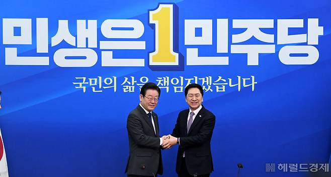 김기현(오른쪽) 국민의힘 대표가 15일 서울 영등포구 여의도 국회 더불어민주당 당대표실을 찾아 이재명 더불어민주당 대표를 예방해 악수를 나누고 있다. 임세준 기자