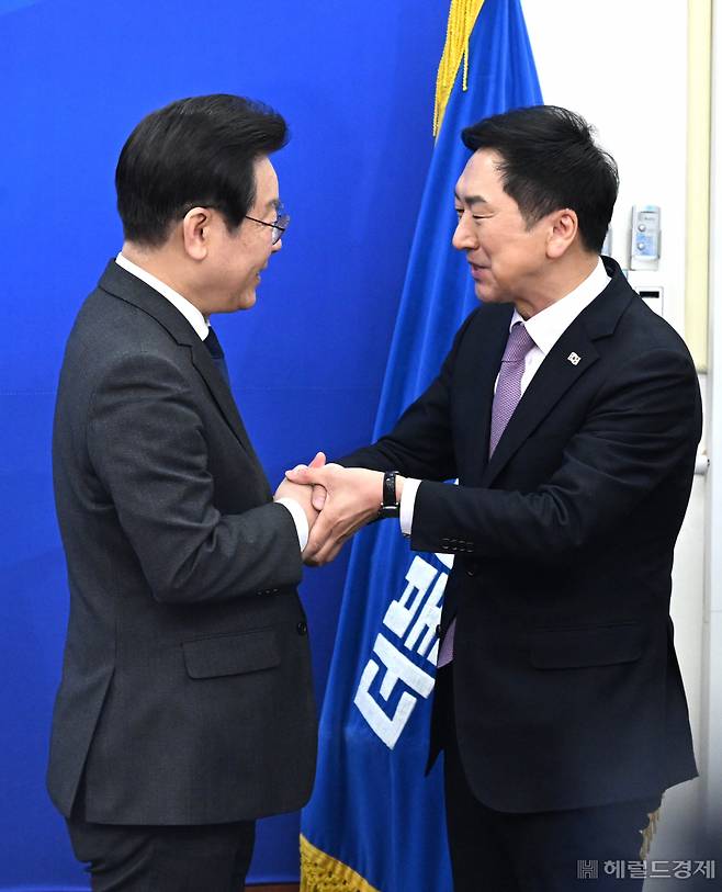 김기현(오른쪽) 국민의힘 대표가 15일 서울 영등포구 여의도 국회 더불어민주당 당대표실을 찾아 이재명 더불어민주당 대표를 예방해 악수를 나누고 있다. 임세준 기자