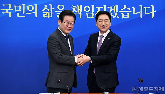 김기현(오른쪽) 국민의힘 대표가 15일 서울 영등포구 여의도 국회 더불어민주당 당대표실을 찾아 이재명 더불어민주당 대표를 예방해 악수를 나누고 있다. 임세준 기자