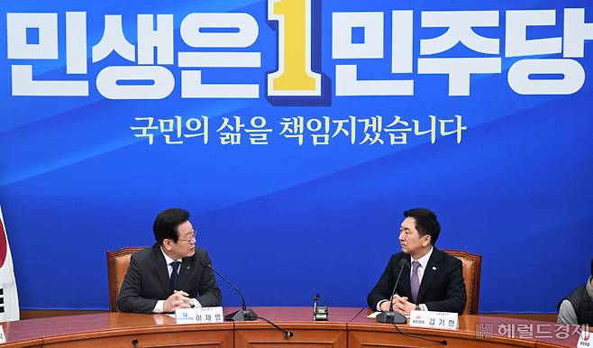 김기현(오른쪽) 국민의힘 대표가 15일 서울 영등포구 여의도 국회 더불어민주당 당대표실을 찾아 이재명 더불어민주당 대표를 예방해 이야기를 나누고 있다. 임세준 기자