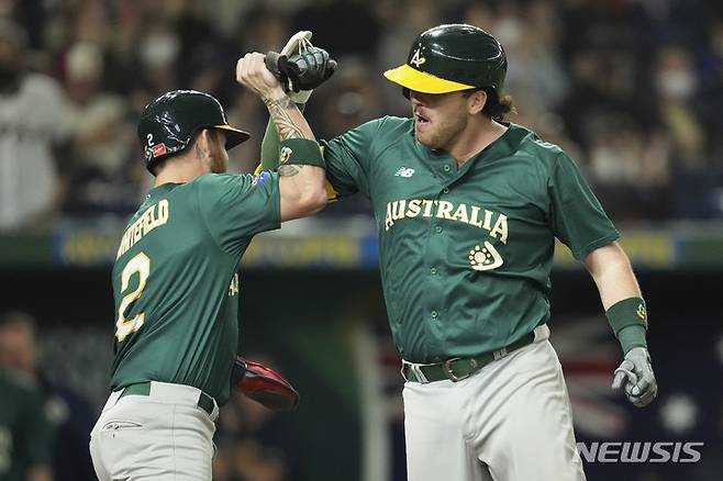 [도쿄=AP/뉴시스]호주 릭슨 윈그로브가 15일 일본 도쿄돔에서 열린 2023 WBC 8강전 쿠바와 경기에서 홈런을 치고 기뻐하고 있다. 2023.03.15.