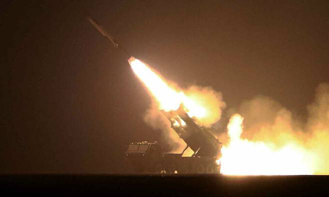 북한이 개발한 전략순항미사일 ‘화살-2형’이 지상발사차량에서 가상 표적을 향해 발사되고 있다. 평양=노동신문·뉴스1