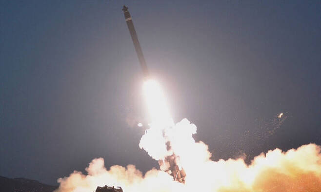지난 2월 20일 북한이 만든 600㎜ 초대형방사포(단거리탄도미사일·SRBM)가 평안남도 숙천 일대에서 동해상으로 발사되고 있다. 조선중앙TV 화면 캡처