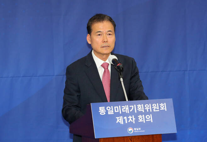 김영호 통일미래기획위원장이 15일 오후 서울 종로구 남북회담본부에서 열린 제1차 회의에 참석해 인사말을 하고 있다.    뉴시스