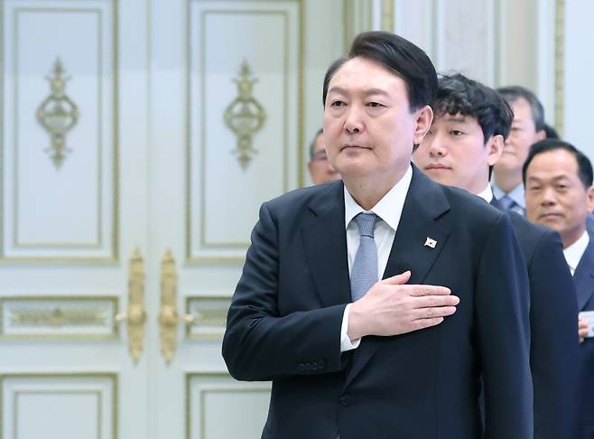 윤석열 대통령이 14일 청와대 영빈관에서 열린 일자리창출 우수기업 최고경영자(CEO)초청 오찬에서 국기에 경례하고 있다. ⓒ연합뉴스