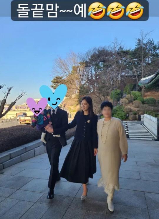 Actor Hwang Jung-eum from the girl group Sugar celebrated the second son stone.On the 14th, Hwang Jung-eum released photos along with the article  ⁇   ⁇   ⁇   ⁇   ⁇  ~  ⁇   ⁇   ⁇   ⁇   ⁇   ⁇   ⁇   ⁇   ⁇ ..............................In the photo, Hwang Jung-eum is walking side by side with her husband. In another photo, Hwang Jung-eum in a white dress is by the side of son.Hwang Jung-eum married professional golfer-turned-businessman Lee Young-don in 2016 and gave birth to her first son in 2017.The two also filed for divorce mediation in 2020 after four years of marriage, but said they are continuing their marriage in July 2021 after overcoming the crisis, and they gave birth to their second son last year.