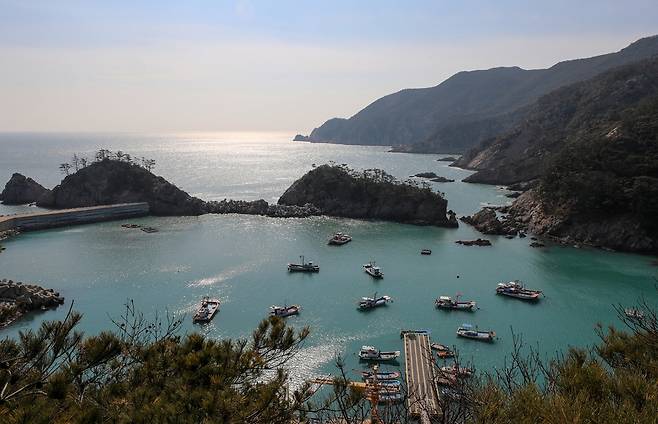 흑산도 사리마을 포구와 칠형제 바위 [사진/진성철 기자]