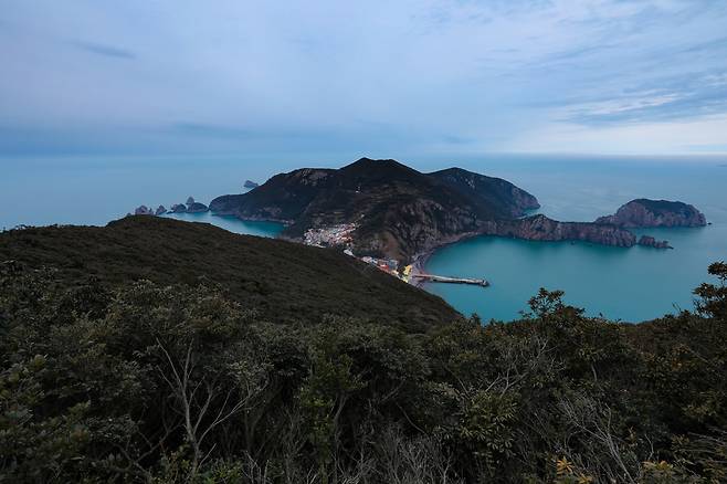 깃대봉 가는 길에 바라본 홍도 [사진/진성철 기자]