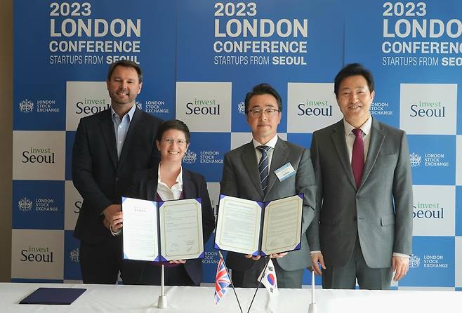 서울투자청-런던증권거래소 업무협약 (런던=연합뉴스) 오세훈 서울시장(오른쪽)이 14일(현지시간) 서울 기업의 유럽 자본시장 진출 협력을 위해 서울투자청과 런던증권거래소 간에 맺은 MOU 체결식에 참석해 기념 촬영을 하고 있다. 2023.3.15 [서울시 제공. 재판매 및 DB 금지]