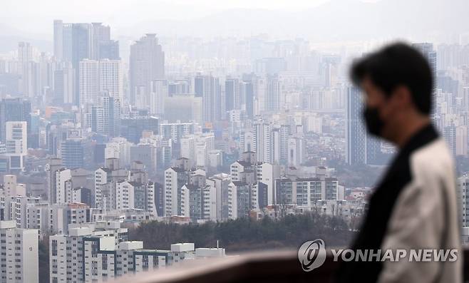 서울 시내 바라보는 시민 [연합뉴스 자료사진]