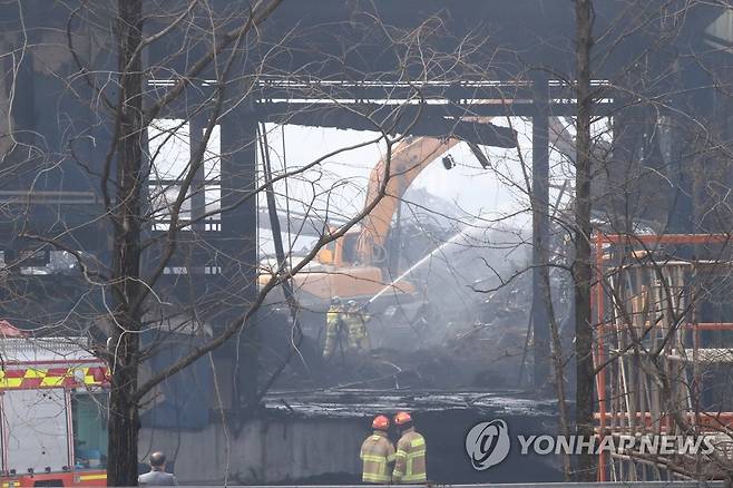 잔불 정리 작업이 한창인 한국타이어 대전공장 (대전=연합뉴스) 강수환 기자 = 한국타이어 대전공장 화재 발생 사흘째인 14일 오후 소방관들이 잔불 정리 작업을 하고 있다. 2023.3.14 swan@yna.co.kr