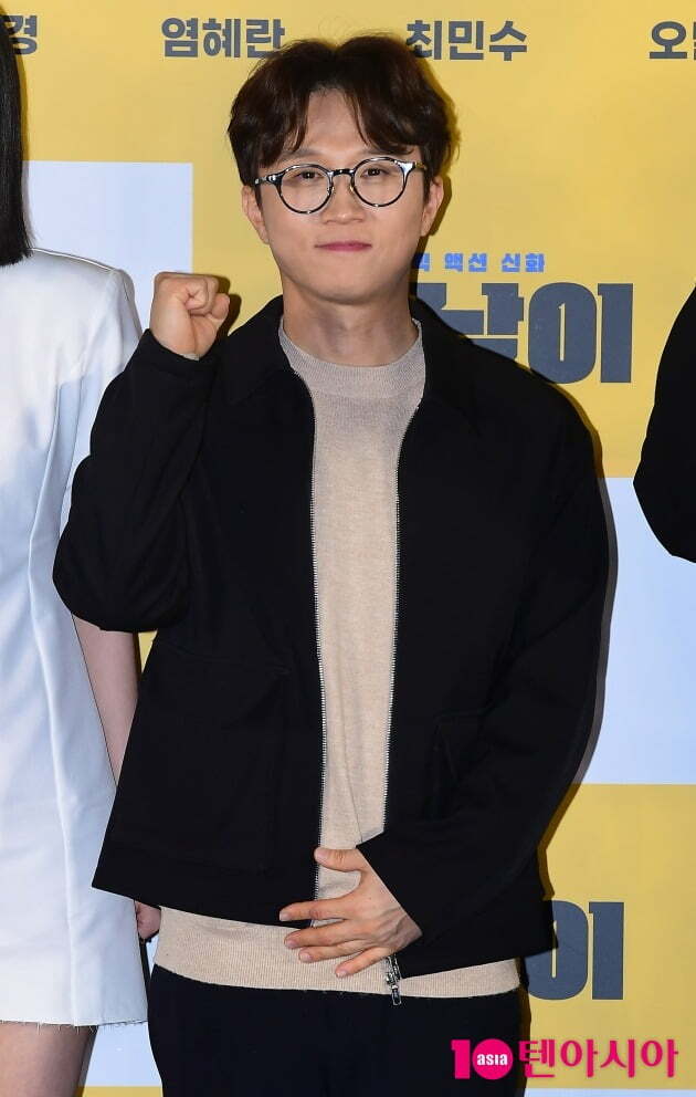 Comedian Park Sung-Kwang, who cried a dirty world that only remembers the first place, turned into a movie director, a long-time dream. After directing a short film, he made his debut in the first commercial movie through ungnam.However, he became the next protagonist of the Comedian movie director.Park Sung-Kwang directed the short film YOUM in early 2011, followed by the short film Sad because Im not sad in 2017 and the movie project Strings in Donrix 2 in 2020.He received the 11th World Seoul Short Film Movie Special Jury Award, the 2nd Korea-China International Movie New Director Award, and the 1st Michuchon Film Festival Award for Sad because I am not sad.Park Sung-Kwang will debut as the first commercial movie director through the movie ungnam Lee which will be released on the 22nd.Ungnam Lee is a San Diego Comic-Con action drama in which a man with a special secret of a half-moon bear conducts a joint investigation against an international criminal organization with his unique beast-like abilities.Park Sung-kwang, who majored in movie arts, had a dream of being a movie director in his mind. He made his debut as a comedian in KBS 22 in 2007.Park Sung-kwang said, I was originally a director, but I went to Comedian first. I became a movie director who was originally a dream.I was taking a step forward in my dream of being a Movie. Thats why Im here now.Park Sung-kwang used his friendship to complete the casting line-up of ungnam. He said, Some people have been invited as friends. I gave them a scenario and gave them a formal one, and there was someone who helped me in the production.(Directing) It is the first time, and the actors are unfamiliar, and I wonder if the curiosity of Lets try it? And What if Comedian directs it as a director?Like Park Sung-Kwang, Comedian made his debut as a movie director.Lee Kyung-kyu, Shim Hyung-rae, Ahn Sang-tae and Kim Yeong-hee directed the movie ahead of Park Sung-kwang.Lee Kyung-kyu and Shim Hyung-rae are the only ones who made commercial movies, but Lee Kyung-kyu and Shim Hyung-rae were criticized for failing to meet their names.Lee Kyung-kyu directed the movie Multiple Throats. Lee Kyung-kyu turned into a producer after seeing the bitter taste of the box office with Multiple Throats.Shim Hyung-rae was harshly criticized in Hollywood for Dewar and Last Godfather. Ahn Sang-tae and Kim Yeong-hee directed short films and adult movies.Park Sung-kwang said, I wonder what people would do if they saw me as biased. To be honest, as a Comedian, I dont appreciate being a director as much as I do, and its a lot of pressure.I think that if I do this movie and it does not work well, my next juniors will stop the chance to come, he said.On the 14th, ungnam Lee took off the veil through the media distribution preview. Comedian Park Sung-Kwang directed the part that is expected to be laughable.Choices in Park Sung-Kwang was a non-Comedian drama, he said: I tried to relax into the visual gag and focus on the drama and the content.We have differentiated Comedian from Comedian and Movie. The movie industry was hit directly by the Corona pandemic, and ticket prices went up. As a result, the standard for audiences to choose movies has increased. Dreaming is free. There is no one to stop dreaming.I know I will try hard to get a step closer to that dream.The process is important, but the result is a more prominent movie market: Park Sung-Kwangs dreams may have been grand, but audiences may turn away from his dreams.Park Sung-Kwangs dream crystal, ungnam Lee, seems to have to watch whether he will give him the title of Comedian movie directors cruelty or revitalize the stagnant Korean movie system.