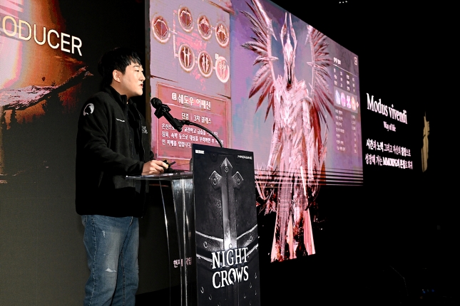 위메이드의 새 다중접속역할수행게임(MMORPG)인 '나이트 크로우'의 개발을 총괄한 이선호 매드엔진 프로듀서(PD)가 게임의 특징을 설명하고 있다./사진=위메이드 제공