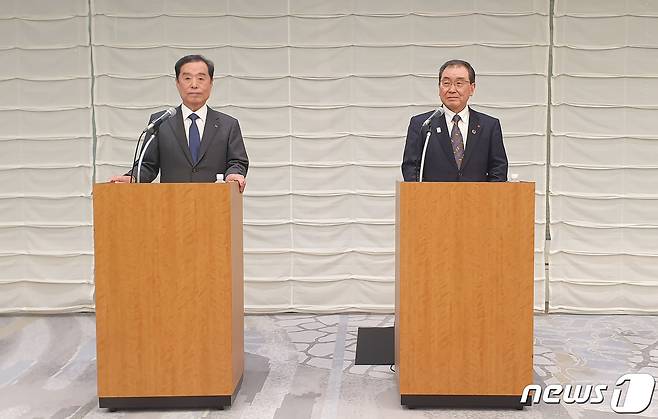 김병준 전국경제인연합회 회장직무대행(왼쪽)과 도쿠라 마사카즈 일본경제단체연합회 회장이 16일 일본 도쿄 경단련회관에서 '한일 미래파트너십 선언'을 하고 있다. (전경련 제공) 2023.3.16/뉴스1