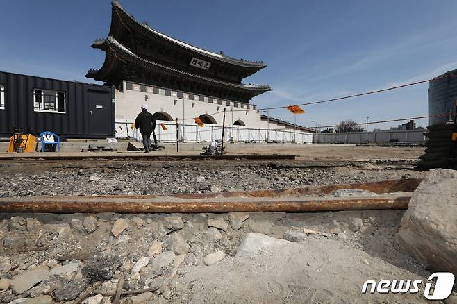 16일 서울 광화문 월대와 주변부 발굴 조사 현장에서 발견된 일제강점기 시절 만들어진 전차 철로를 시민들에게 공개하고 있다. 철로 하부에는 납작한 돌인 갑석이 사용됐고, 상부는 콘크리트로 기초를 만들었다. 기차가 다니던 철로는 1966년 세종로 지하도가 생기면서 묻혔고, 이후 57년 만에 부식된 철로가 땅 위로 나왔다. 2023.3.16/뉴스1 ⓒ News1 박지혜 기자