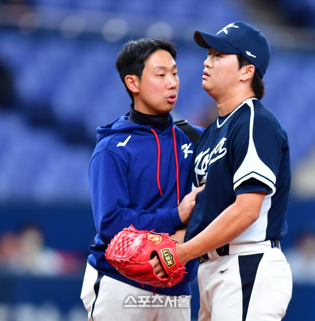 WBC 대표팀 우완 고우석이 지난 6일 오사카 교세라돔에서 열린 일본 오릭스 버팔로즈와 대한민국 WBC 대표팀의 평가전 7회말 등판했다 8회말 어깨통증으로 교체되고 있다. 오사카 | 강영조기자kanjo@sportsseoul.com