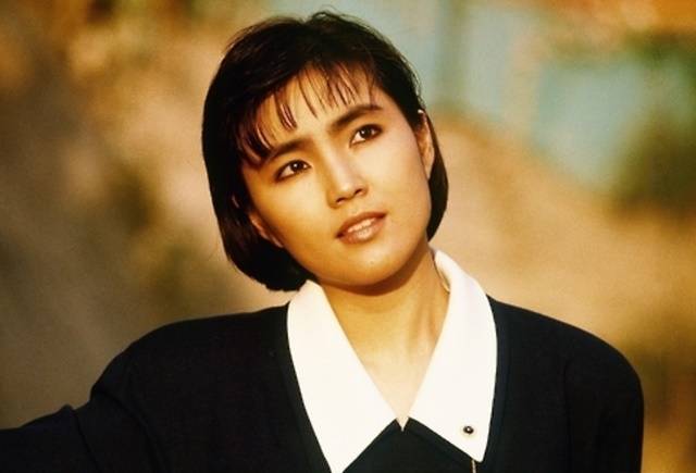 장덕이 남긴 '소녀와 가로등'은 그가 중학교 2학년 때인 75년 작사 작곡한 노래다. 진미령이 77년 서울가요제출품작으로 불렀고, 이듬해인 78년 자신이 직접 불러 독집 앨범으로 발매했다. /온라인팬커뮤니티 캡처