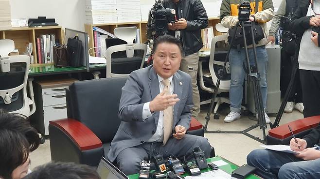 김영환 충북지사가 16일 충북도청 기자실에서 자신의 친일파 관련 발언에 관해 해명하고 있다. 오윤주 기자