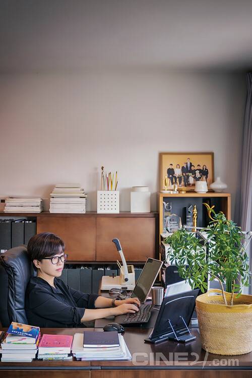 송재정 작가가 작업실에서 글을 쓰고 있다. 백종헌 <씨네21> 기자.