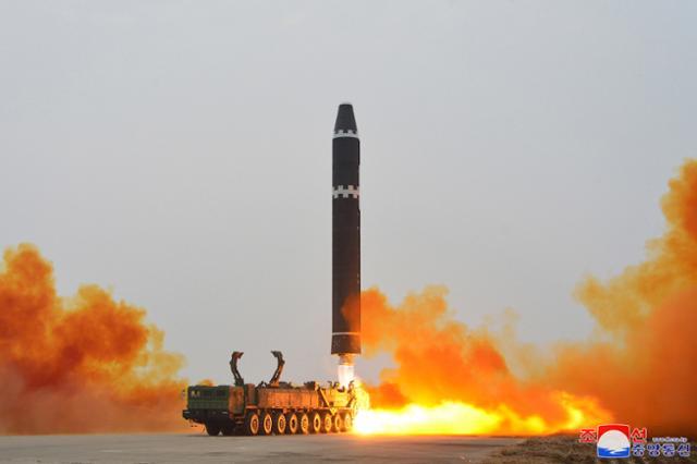 지난달 19일 북한 조선중앙TV가 18일 오후 평양국제비행장에서 대륙간탄도미사일(ICBM) '화성-15'를 최대사거리체제로 고각발사했다고 보도했다. 조성중앙TV 연합뉴스